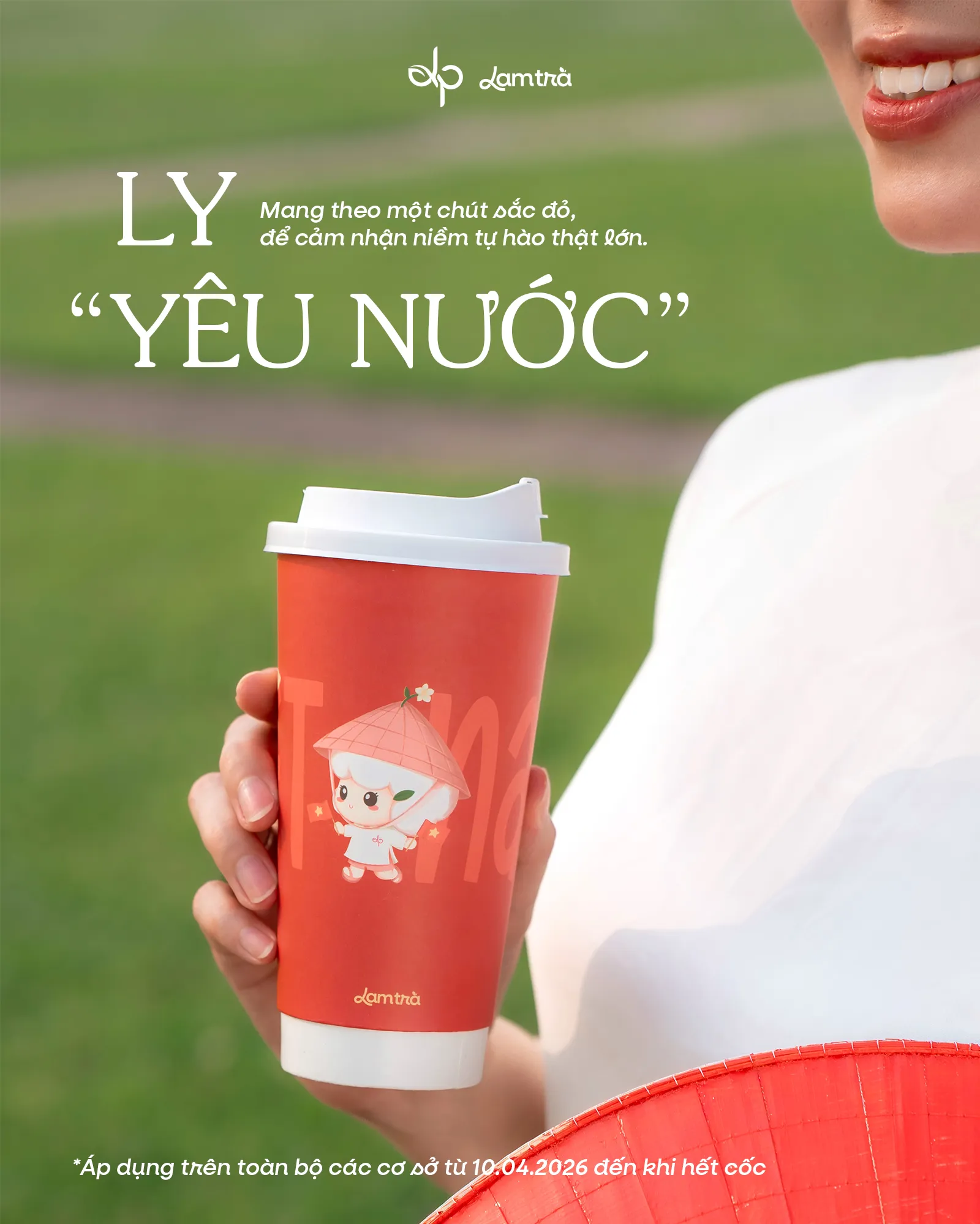 LY YÊU NƯỚC HÒA CÙNG MÀU CỜ SẮC ÁO